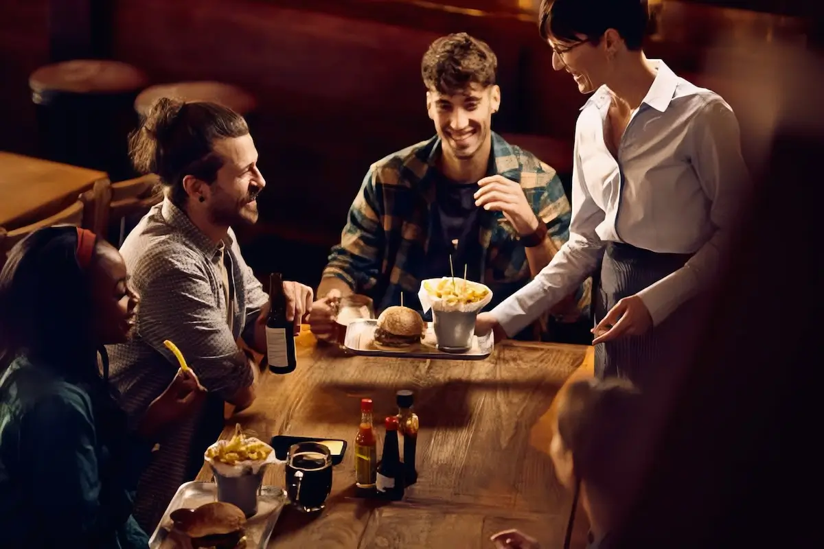 Illustrazione di un cameriere che serve un tavolo, con un'atmosfera accogliente e rilassata.